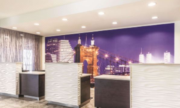 La Quinta Inn & Suites by Wyndham Cincinnati Sharonville
