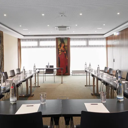 Living Hotel Düsseldorf Отели рядом с достопримечательностью «Рейнская телебашня (Рейнтурм)»