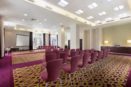 CORT INN Nizhny Novgorod City Center (КОРТ ИНН Нижний Новгород Сити Центрбывш. Courtyard Nizhny Novgorod City Center) Отели рядом с достопримечательностью «Нижегородский государственный технический университет им. Р.Е. Алексеева»