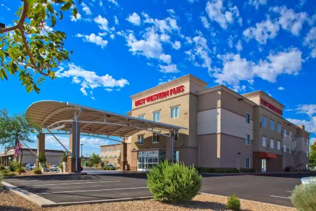 Best Western Plus Henderson Hotel Отели рядом с достопримечательностью «Парк Кларк Уэтлендс»