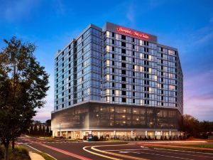 Hampton Inn & Suites Teaneck Glenpointe