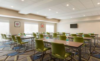 Holiday Inn Express & Suites Cincinnati NE - Redbank Road