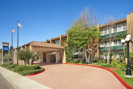 Holiday Inn Express & Suites Camarillo Отели рядом с достопримечательностью «McGrath Family Farm»