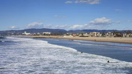 UCLA Meyer & Renee Luskin Conference Center Отели рядом с достопримечательностью «UCLA Meteorite Gallery»