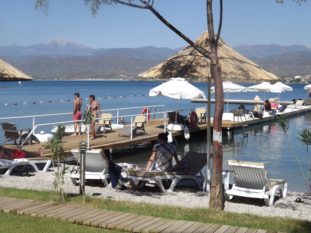 Alesta Yacht Hotel