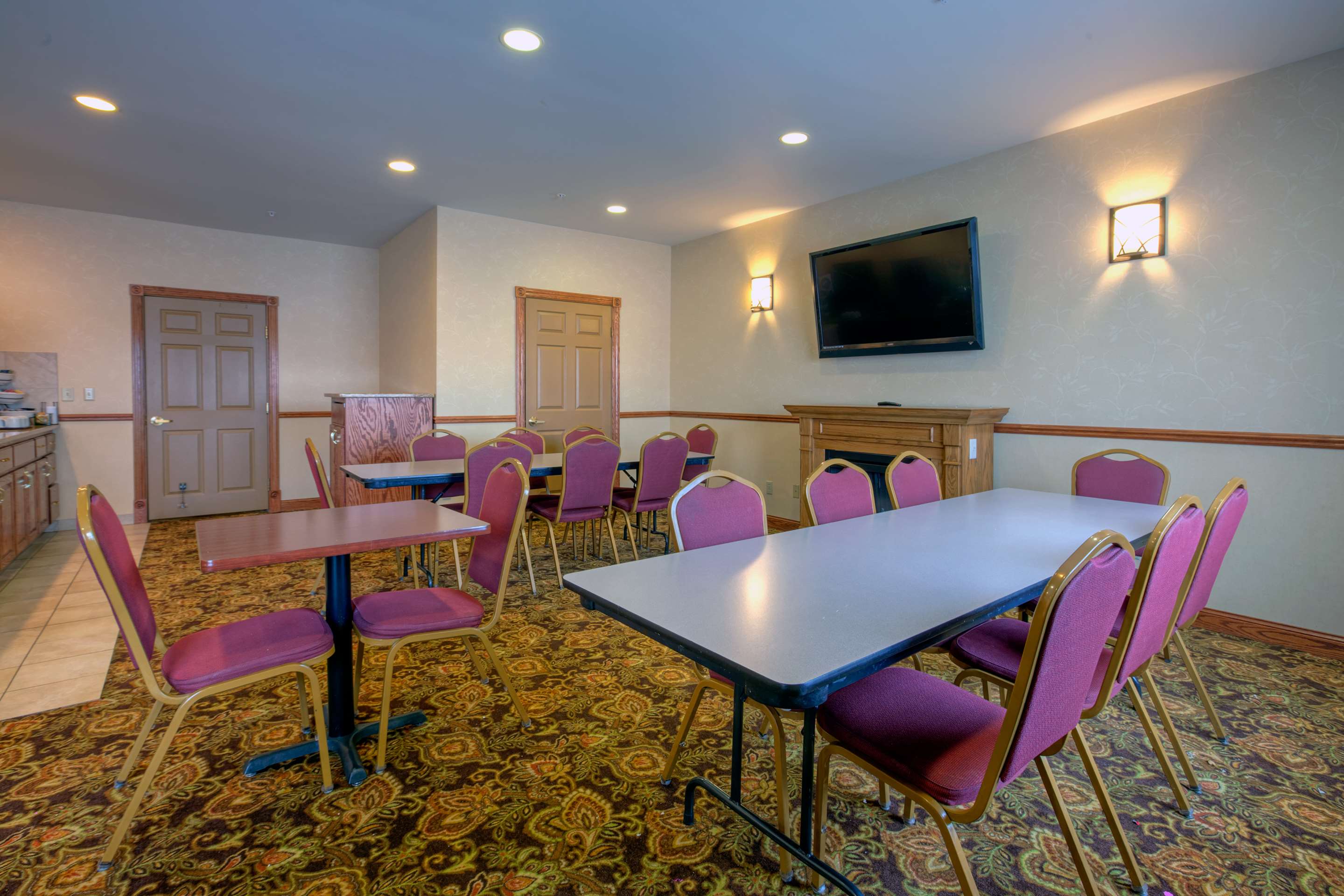 Country Inn & Suites by Radisson, Forest Lake, MN