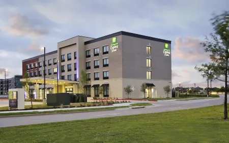 Holiday Inn Express & Suites Dallas-Frisco NW Toyota Stdm Отели рядом с достопримечательностью «Парк Фриско Коммонс»