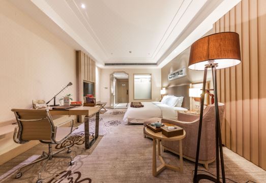 시리 인터내셔널 호텔 외부 전경 및 강변 뷰