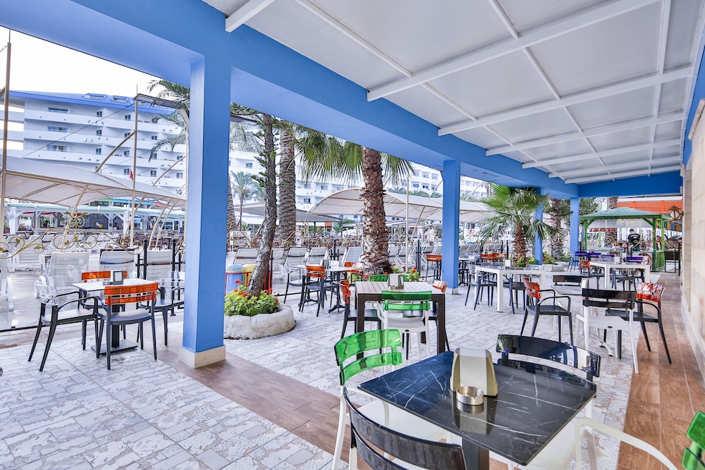 Crystal Admiral Resort Suites & Spa – All Inclusive