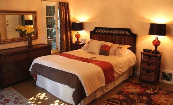 Cinema Suites Bed & Breakfast - Housity