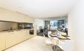 614/576 St Kilda - Huge 1 Bedroom YVE Apartment - Luxury Space