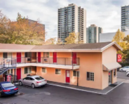 Econo Lodge City Center Hotels near St. Johns Bridge