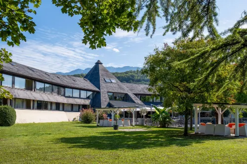 Hôtel le Cervolan فنادق في Viviers-Du-Lac