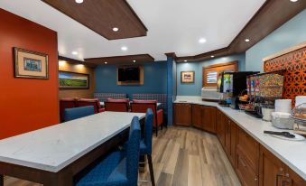 Hotel Vinea, a Travelodge by Wyndham - Housity