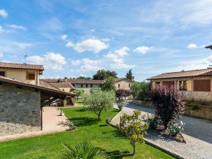Farmhouse in Perugia with Hot Tub, Swimming Pool, Garden, BBQ