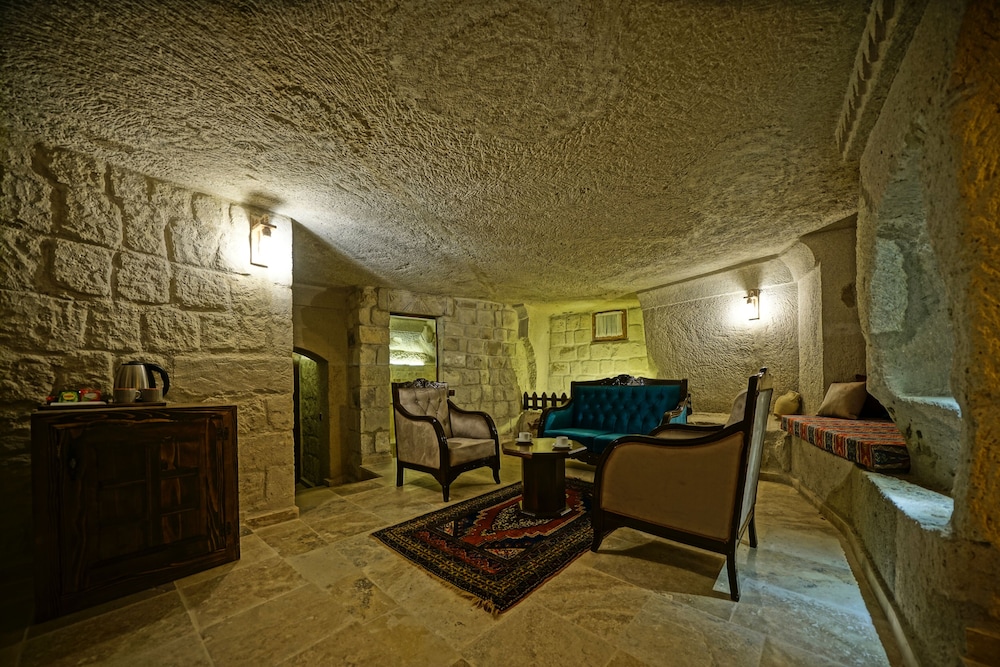 Castle Cave Hotel