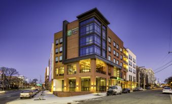 Holiday Inn Express & Suites Charlotte - South End