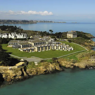 Emeria Dinard Thalasso Spa Отели рядом с достопримечательностью «Пляж Сийон»