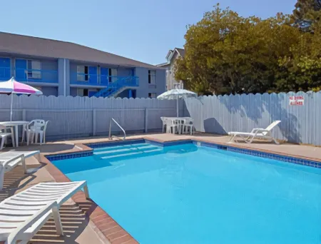 Travelodge by Wyndham Virginia Beach Bay Beach Отели рядом с достопримечательностью «Парк штата Ферст Ландинг»