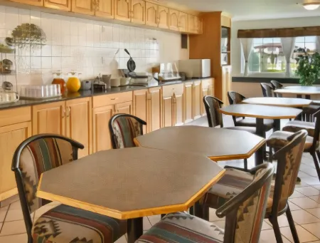 Super 8 by Wyndham Grande Prairie Отели в г. Гранд-Прери