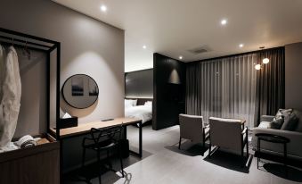 Queen Town Hotel - Housity