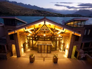 The Rees Hotel, Luxury Apartments & Lakeside Residences