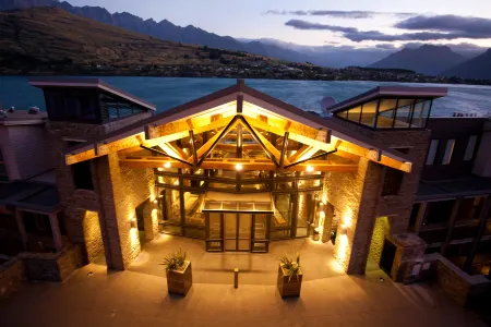 The Rees Hotel, Luxury Apartments & Lakeside Residences