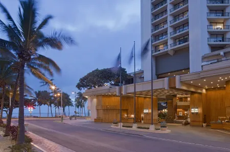 Hyatt Regency Waikiki Beach Resort & Spa Отели рядом с достопримечательностью «Кугайо Бич Парк»