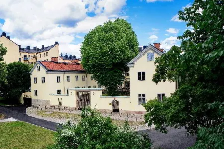 Hotel Hellstens Malmgård Отели рядом с достопримечательностью «Vesslan skulptur»