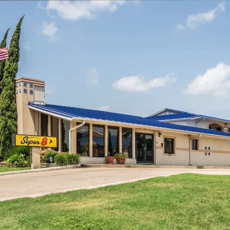 Super 8 by Wyndham San Marcos