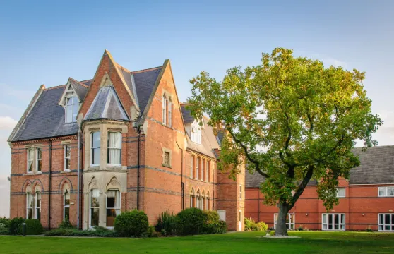 伊廳同查斯酒店