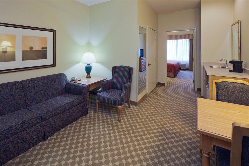 Country Inn & Suites by Radisson, Clinton, IA