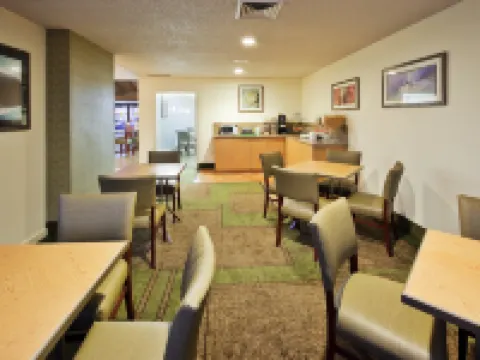La Quinta Inn & Suites by Wyndham Redding Hotels in Redding