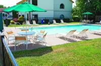 La Quinta Inn by Wyndham Sandusky Near Cedar Point - Pool