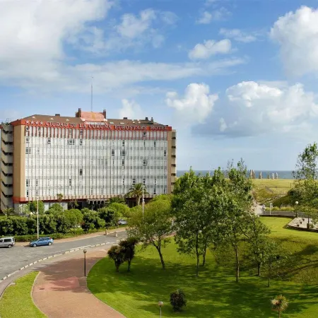 Eurostars Ciudad de La Coruña Отели рядом с достопримечательностью «Пляж Риасор»