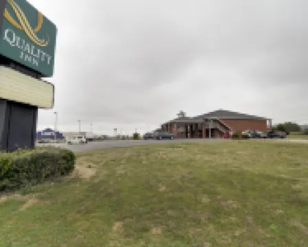 Quality Inn Russellville I-40