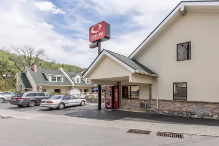 Econo Lodge Inn & Suites Gatlinburg at the Convention Center