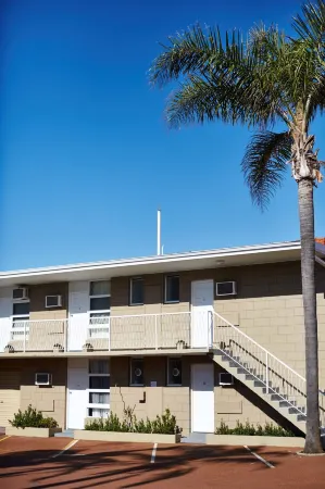 The Rose Hotel & Motel Отели в г. Pelican Point