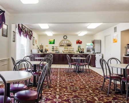 Quality Inn & Suites des Moines - Merle Hay Road