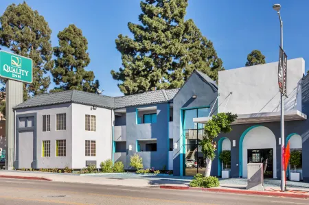 Quality Inn Near Hollywood Walk of Fame Отели рядом с достопримечательностью «Macy's 4th of July Fireworks»