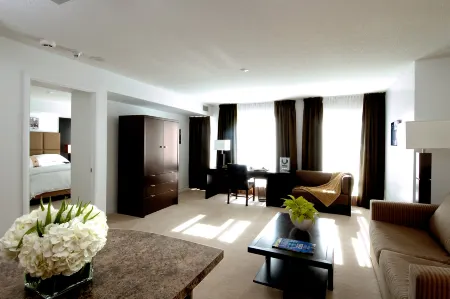 Pantages Hotel Toronto Centre Отели рядом с достопримечательностью «Торонто Некрополис»