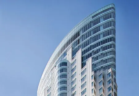 One King West Hotel and Residence Отели рядом с достопримечательностью «Университет ОКАД»