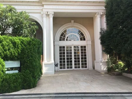 Shonan Kamakura Crystal Hotel Отели рядом с достопримечательностью «Кампус Сёнан Фудзисава университета Кейо»