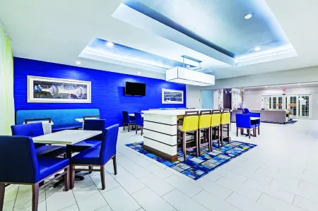 La Quinta Inn & Suites by Wyndham Palestine Отели в г. Anderson County