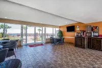 Beach House Inn with Pool & Hot Tub - بار