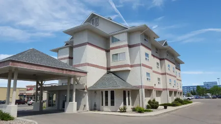 SureStay Plus Hotel by Best Western Lethbridge Отели рядом с достопримечательностью «Летбриджський університет»