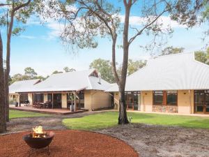 Forest Rise Chalets and Lodge