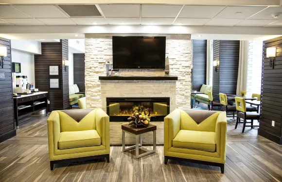 基奇納東南智選假日套房酒店