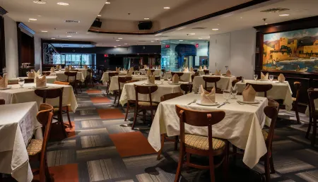 Best Western Ville-Marie Montreal Hotel  Suites Отели рядом с достопримечательностью «Университет Макгилла»