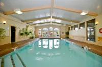 Super 8 by Wyndham Gananoque        Country Squire Resort Hotels in Leeds and the Thousand Islands